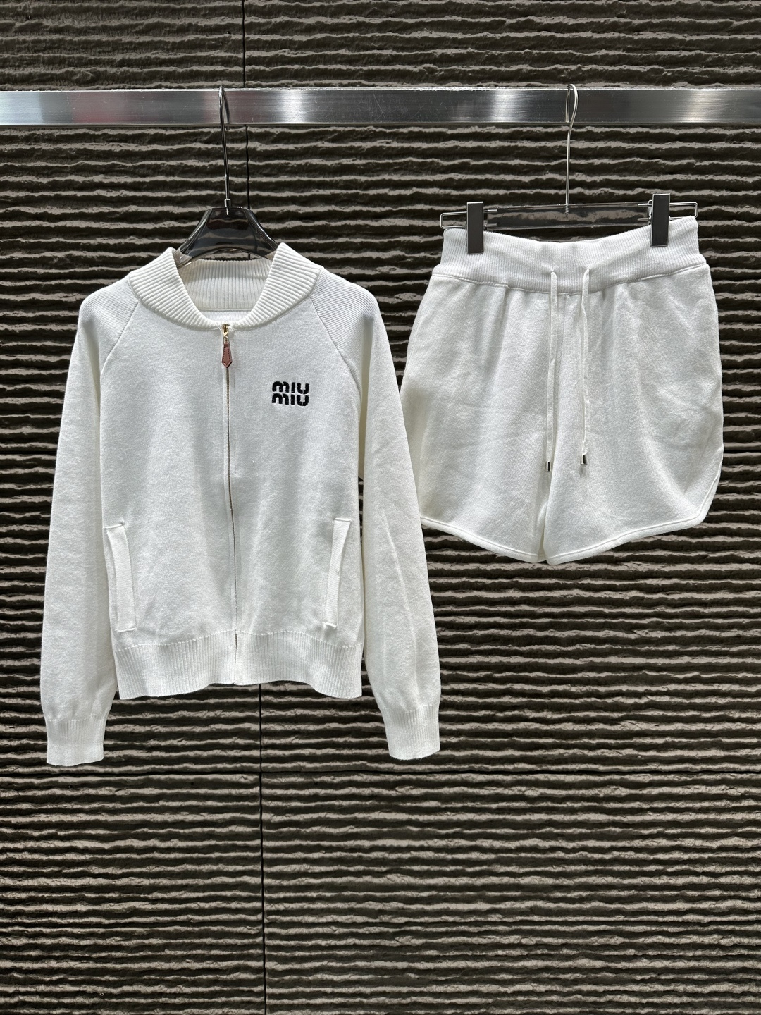 注目アイテム☆  2026 ミュウミュウ 新作 セットアップ コピー 4色