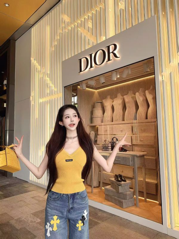 高品質  2026 ミュウミュウ 新作 チョッキ着 コピー