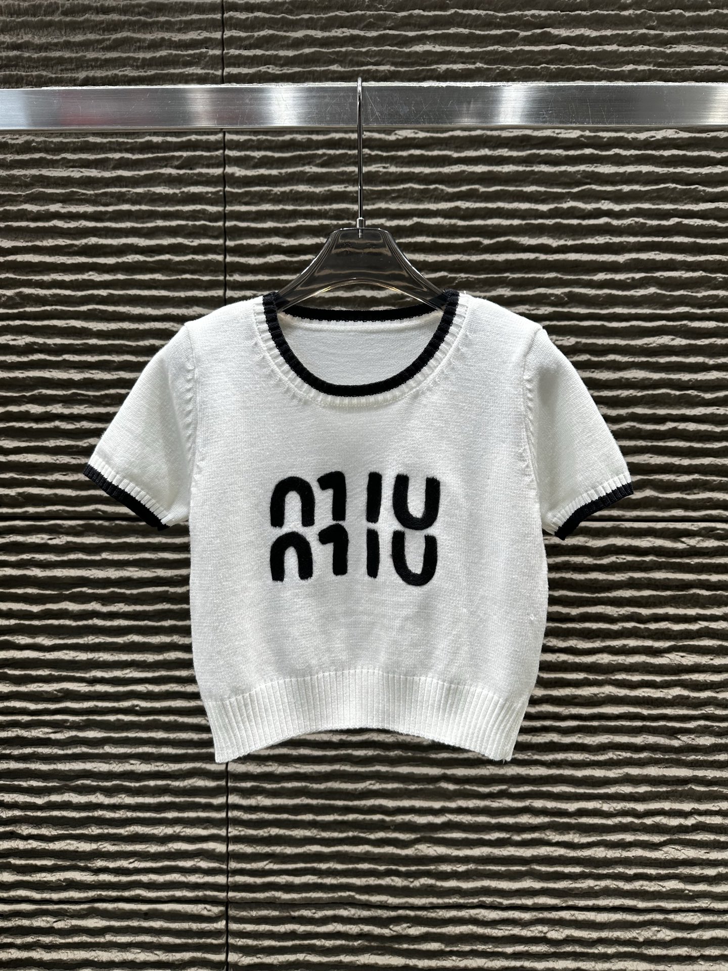 人気急上昇新作 2026 ミュウミュウ 新作 半袖Tシャツ コピー 4色