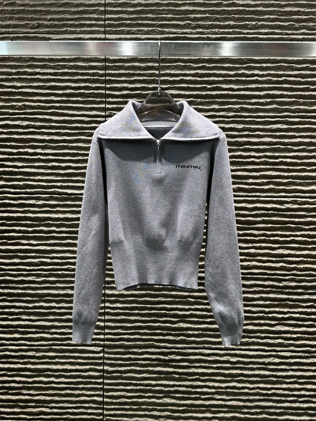 人気急上昇 2026 ミュウミュウ 新作 ニット 偽物  2色