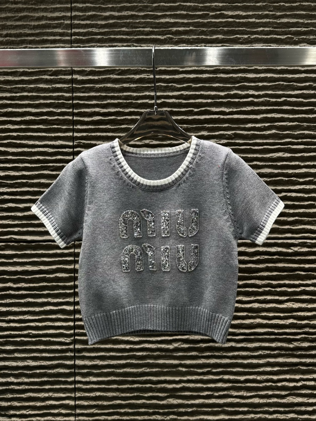 激安価格！ 2026 ミュウミュウ 新作 半袖Tシャツ スーパーコピー 4色