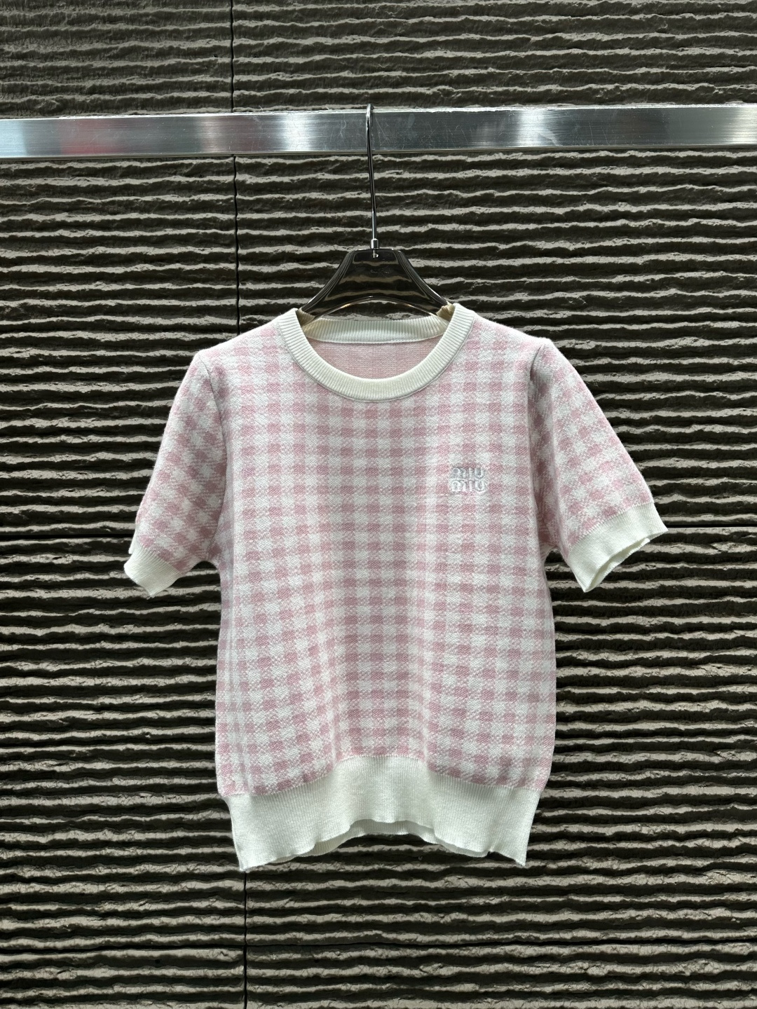 目を惹くカラー 2026 ミュウミュウ 新作 半袖Tシャツ コピー