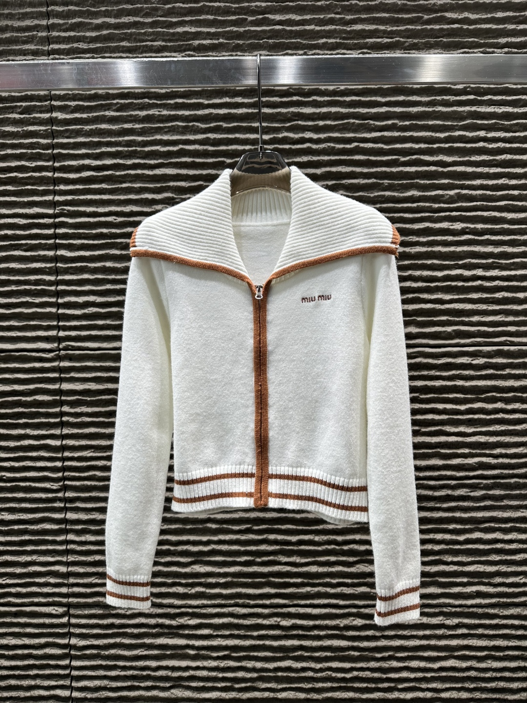 【使い勝手抜群】 2026 ミュウミュウ 新作 ニット 偽物  2色