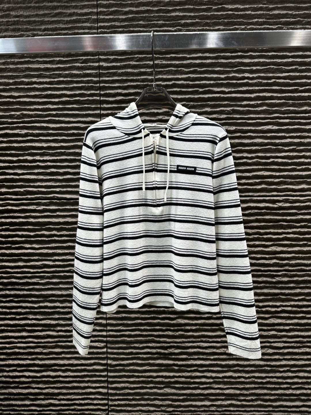 争奪戦  2026 ミュウミュウ 新作 パーカー 偽物  3色