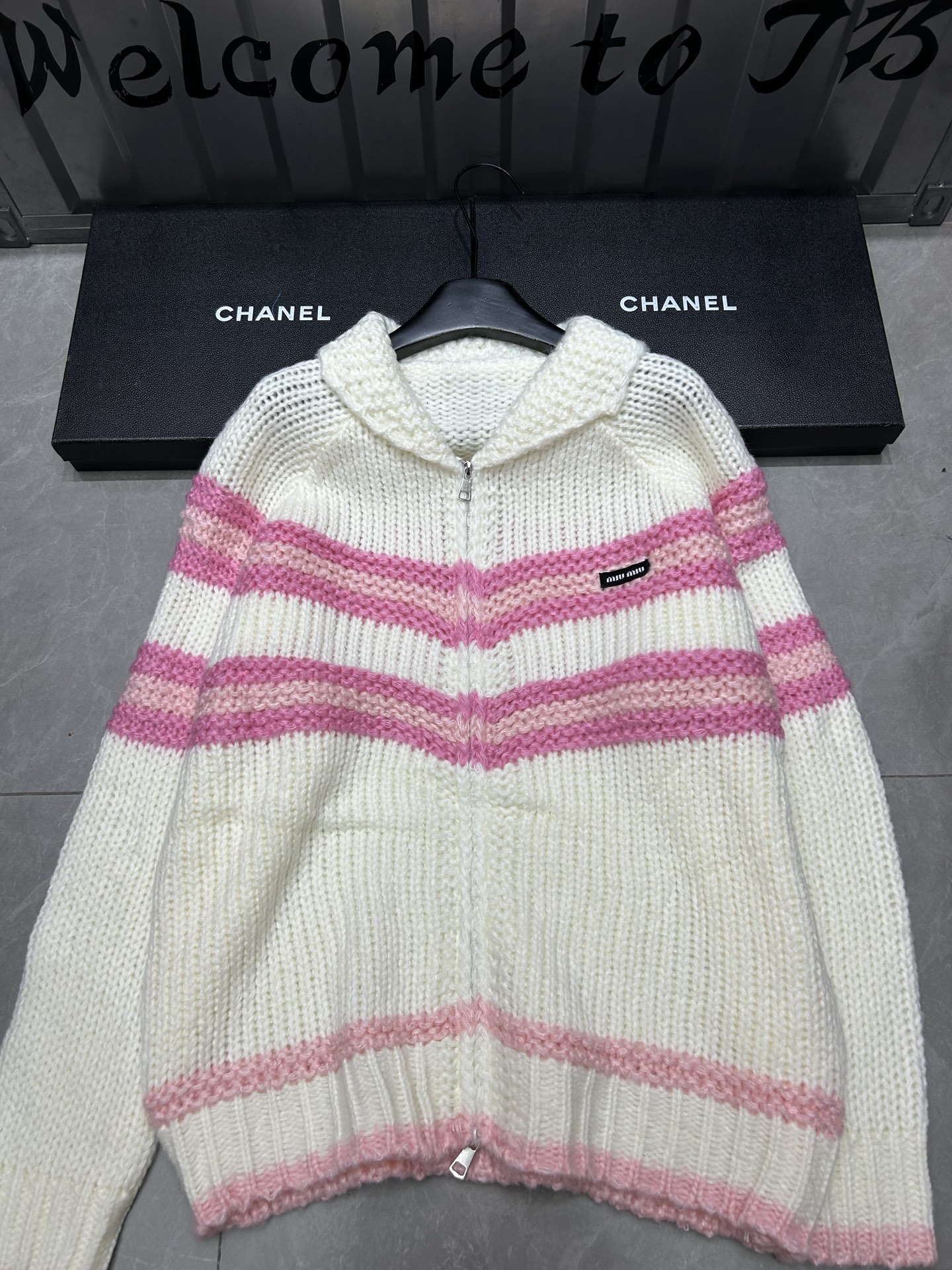 完売必至 2026 ミュウミュウ 新作 ニット スーパーコピー 2色