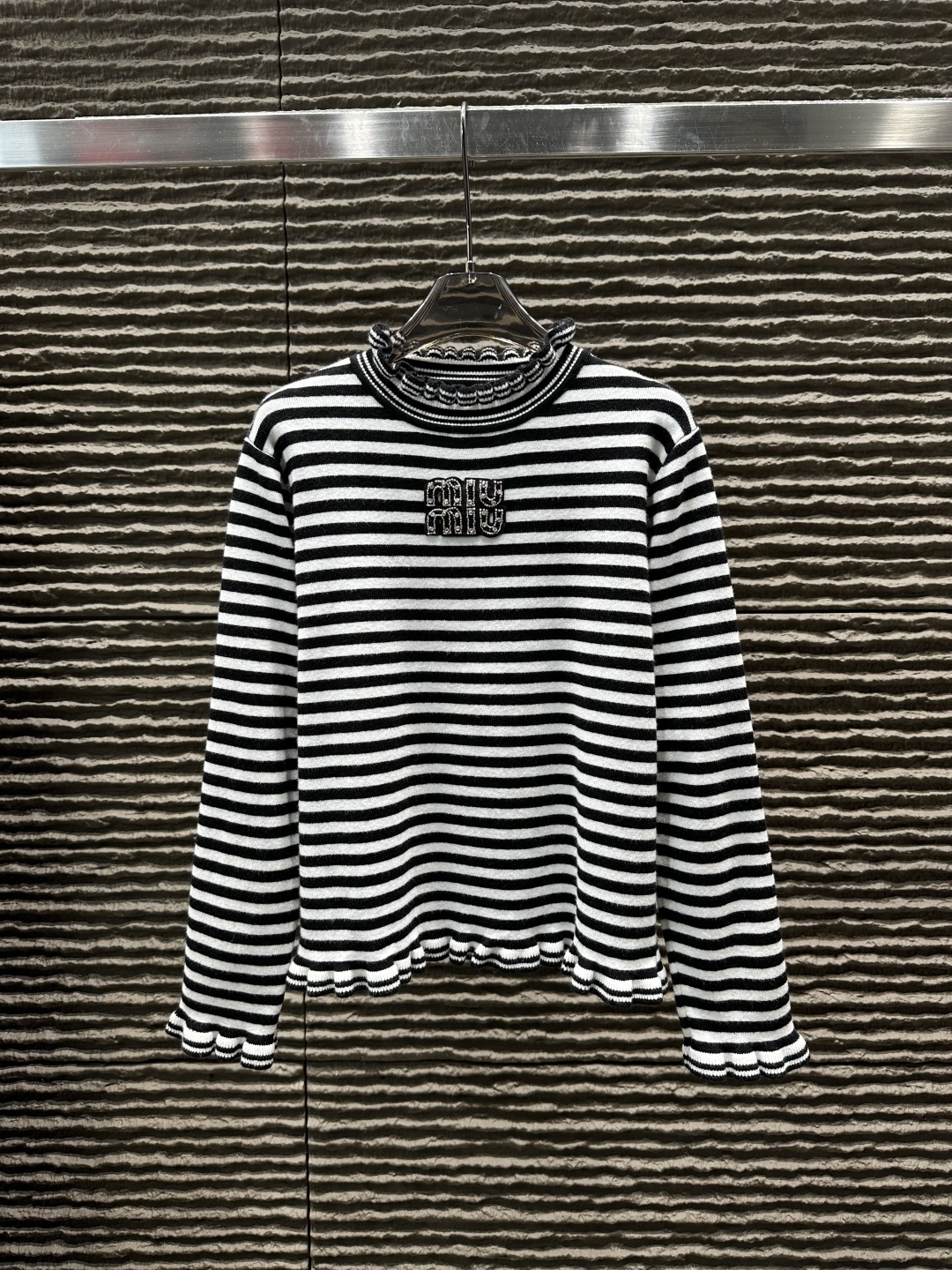 注目アイテム☆ 2026 ミュウミュウ 新作 長袖Tシャツ 偽物 2色