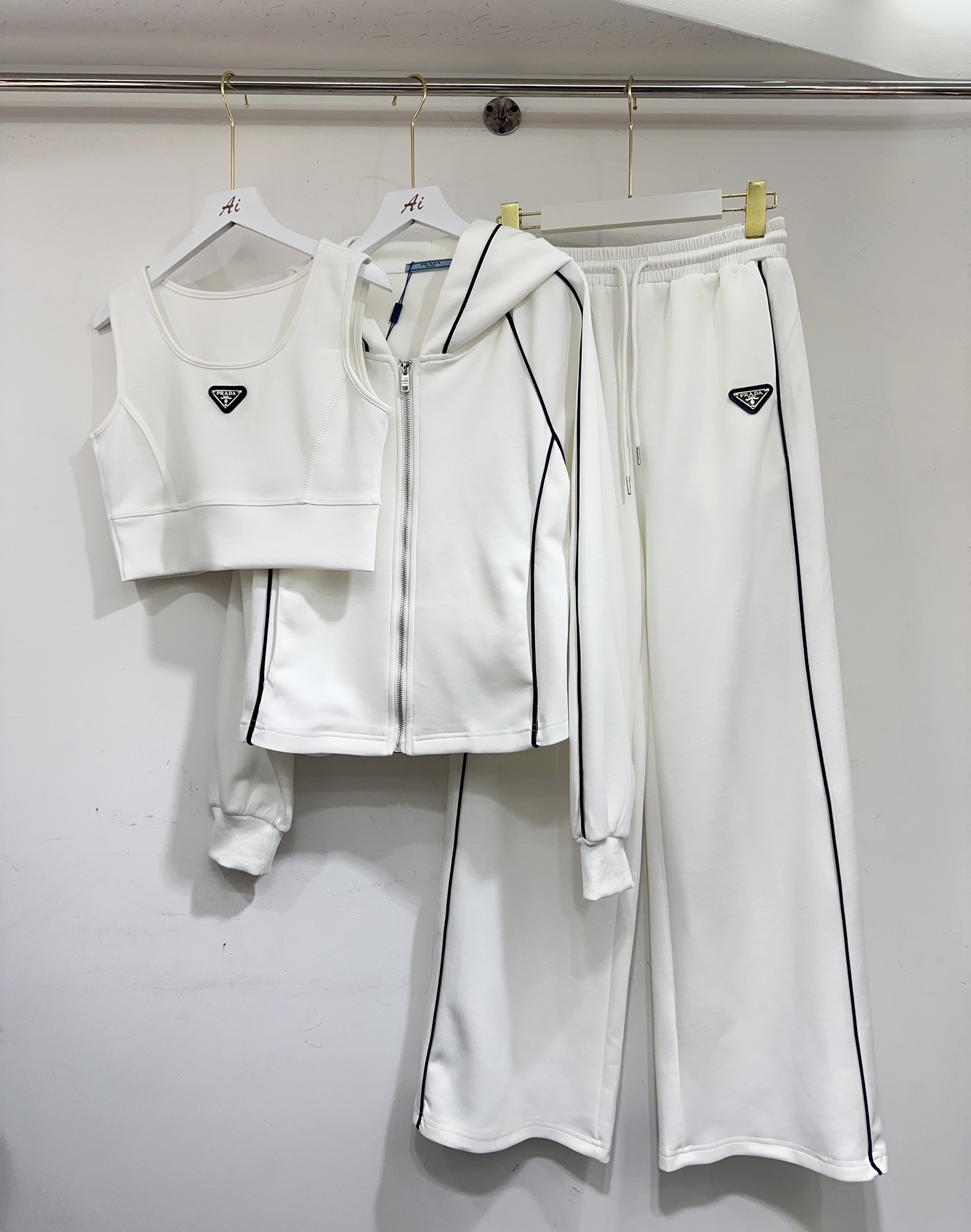 定番人気！2026 プラダ 新作 セットアップ 偽物 3色