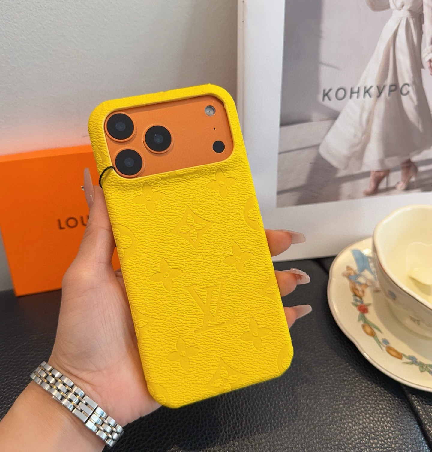 目を惹くカラー 2026 ルイヴィトン 新作 iPhone ケース 全機種 販売 スーパーコピー