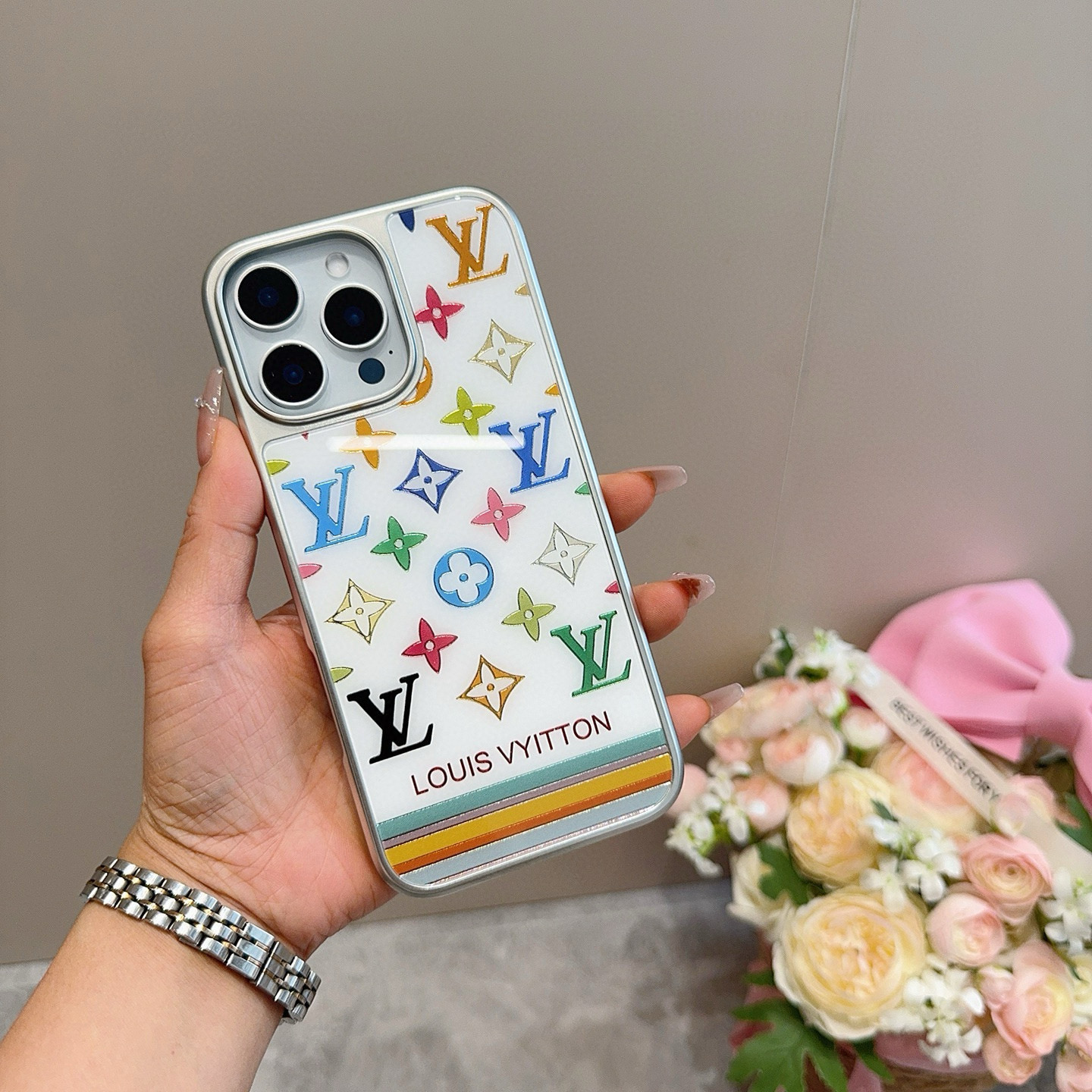 定番人気！2026 ルイヴィトン 新作 iPhone ケース 全機種 販売 コピー