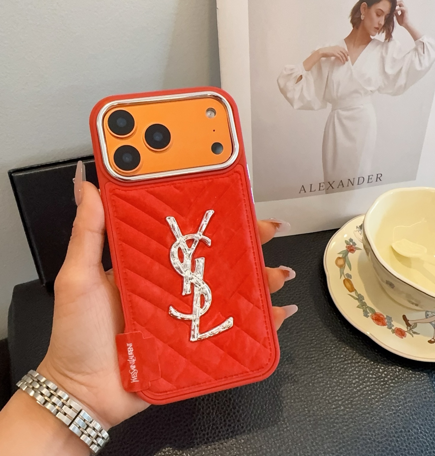 ★日本!!人気！2026 サンローラン 新作 iPhone ケース 全機種 販売 コピー