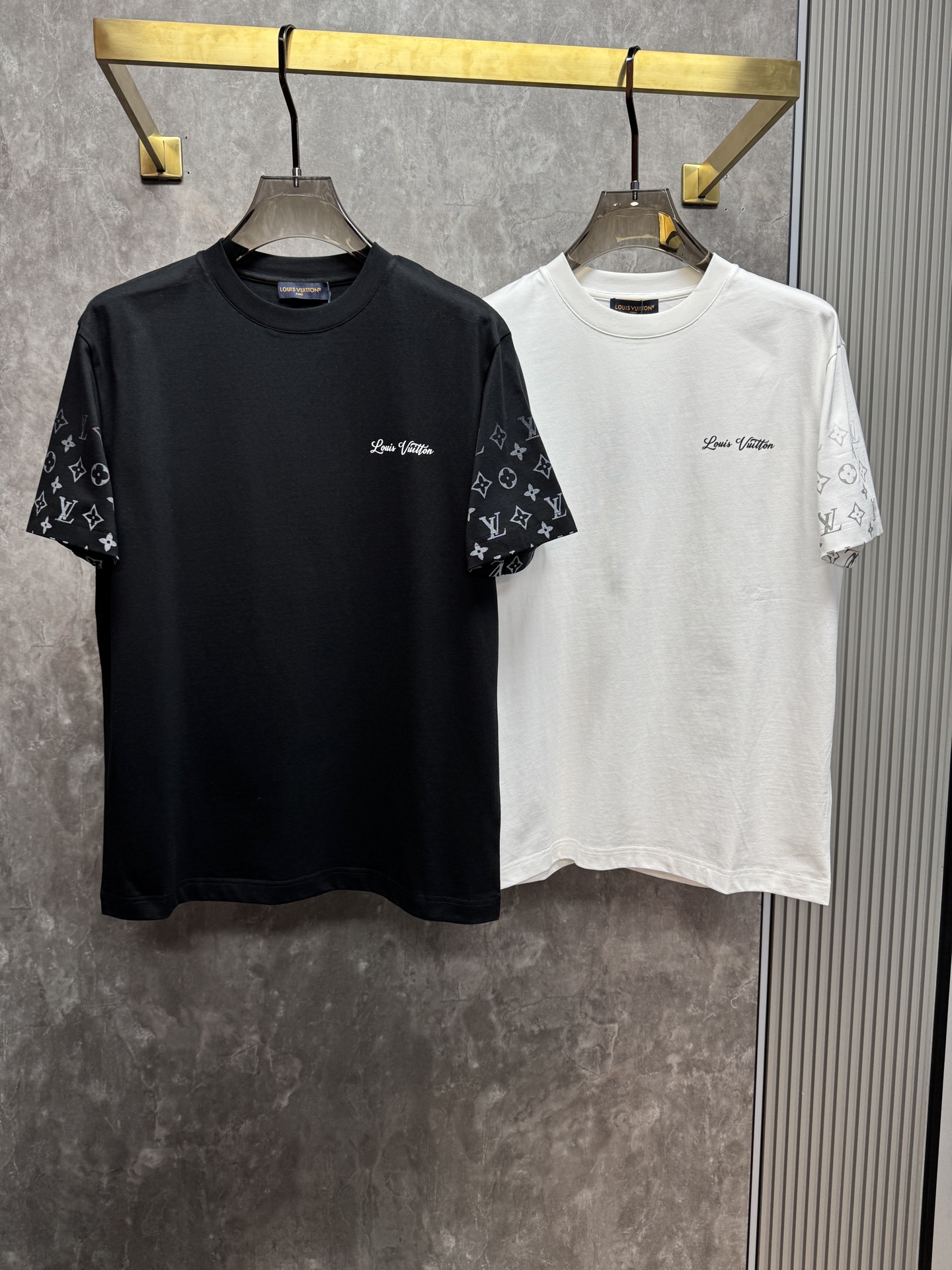 注目アイテム♡ 2026 ルイヴィトン 新作 半袖Tシャツ スーパーコピー 2色