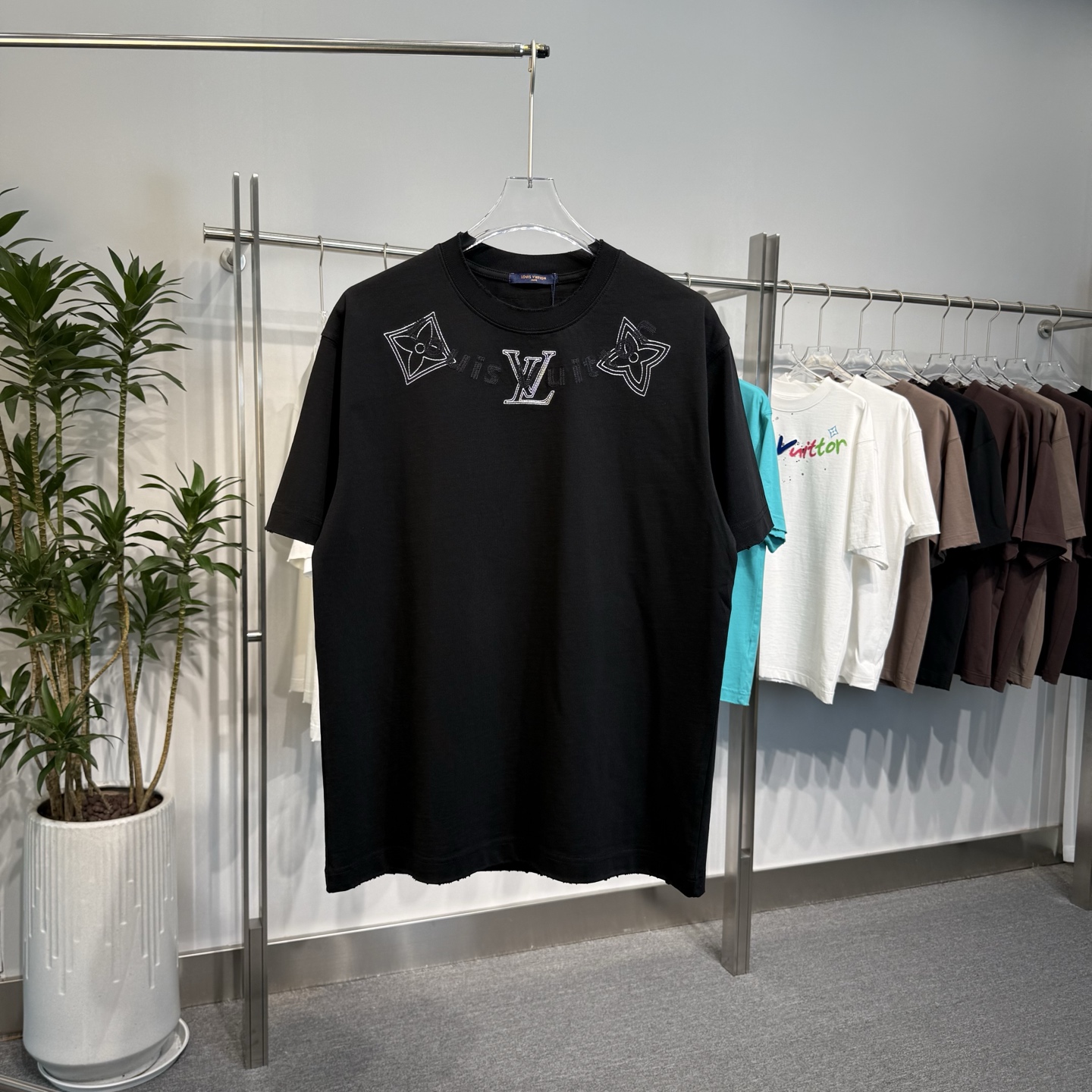 日本未入荷 2026 ルイヴィトン 新作 半袖Tシャツ 偽物