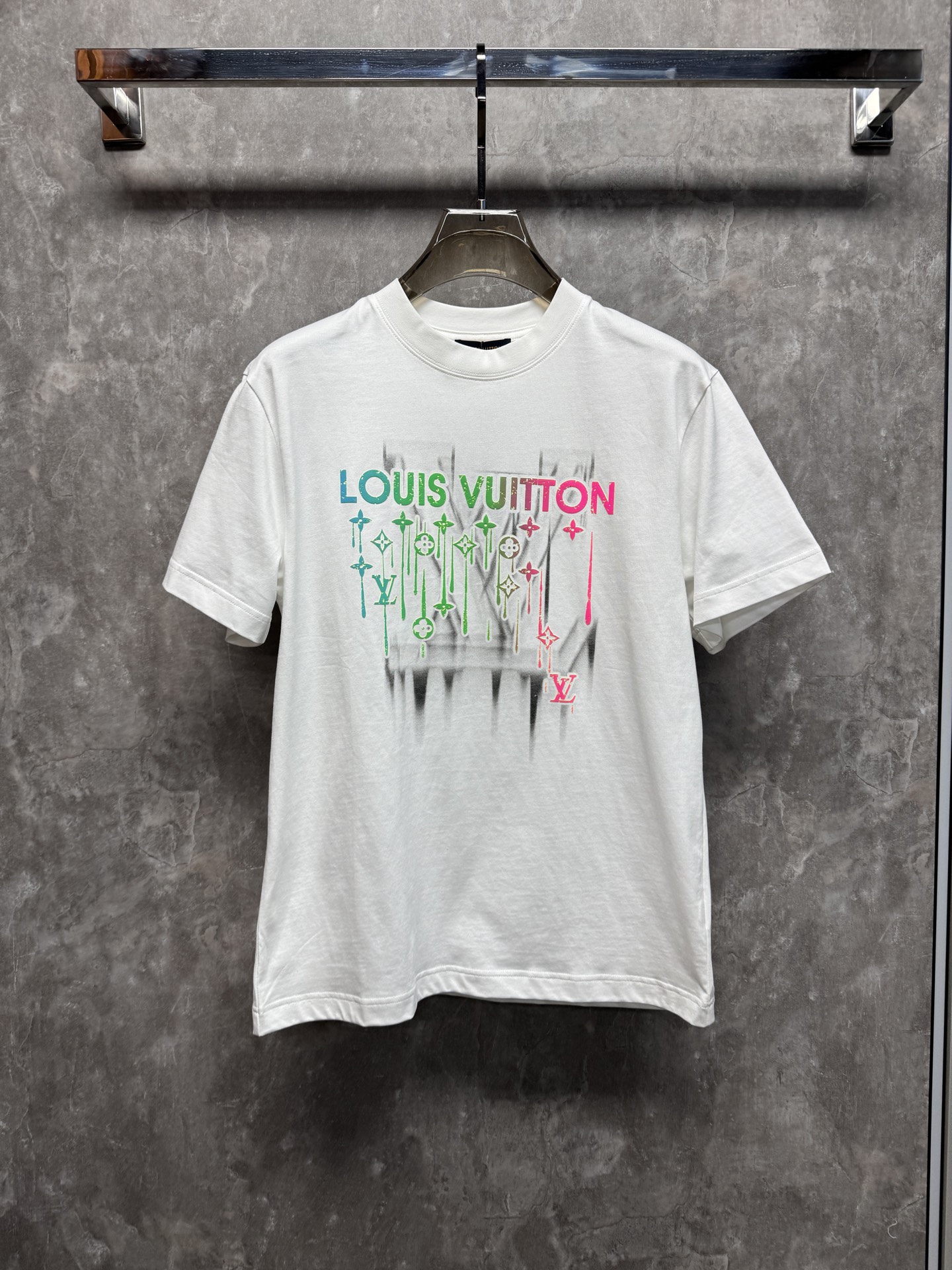 目を惹くカラー 2026 ルイヴィトン 新作 半袖Tシャツ コピー