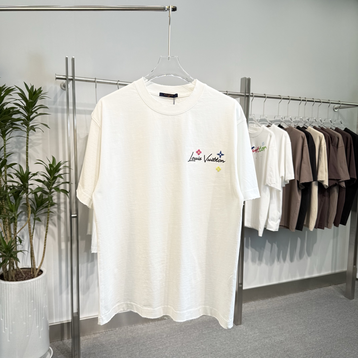 人気No1★ 2026 ルイヴィトン 新作 半袖Tシャツ スーパーコピー