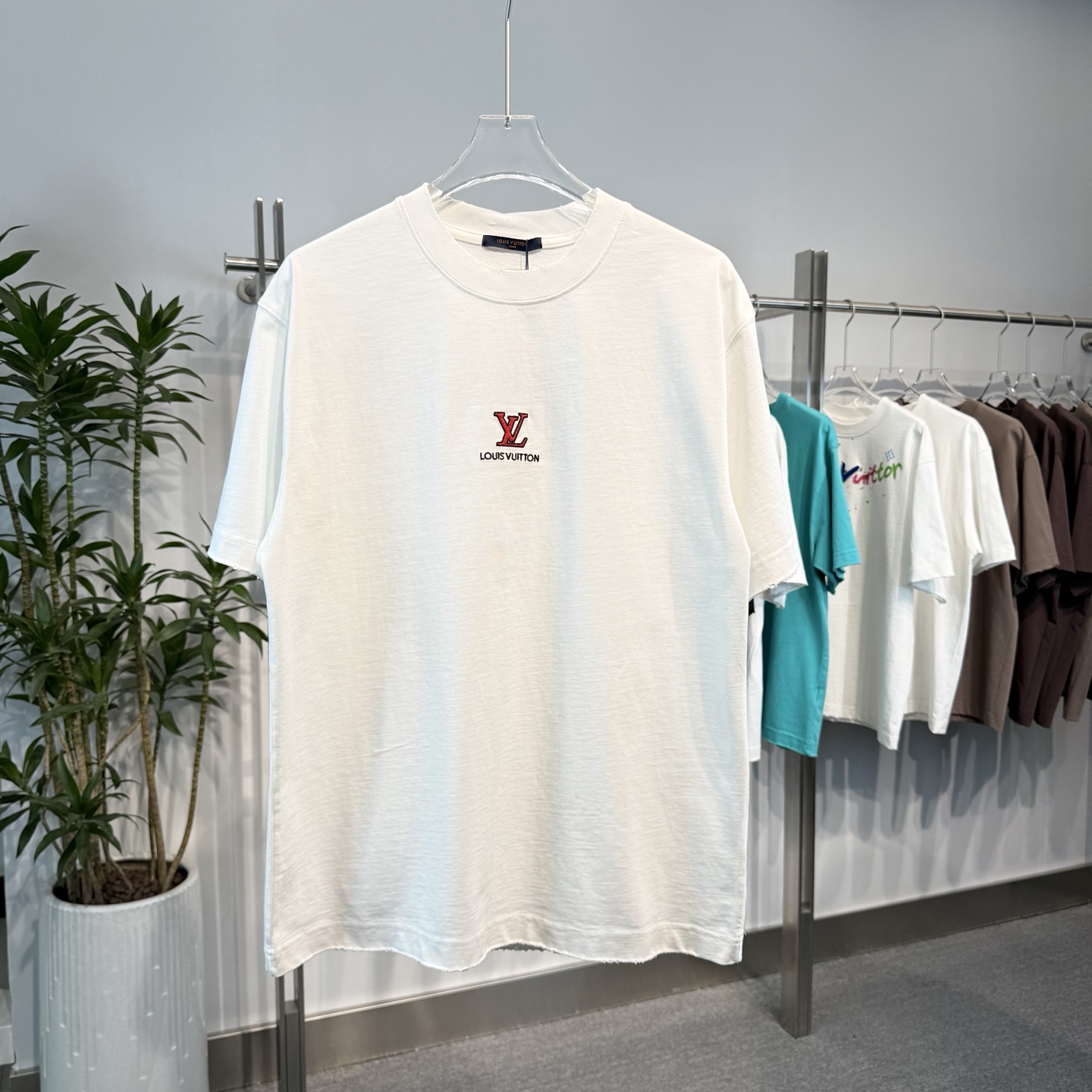 人気爆発☆ 2026 ルイヴィトン 新作 半袖Tシャツ コピー