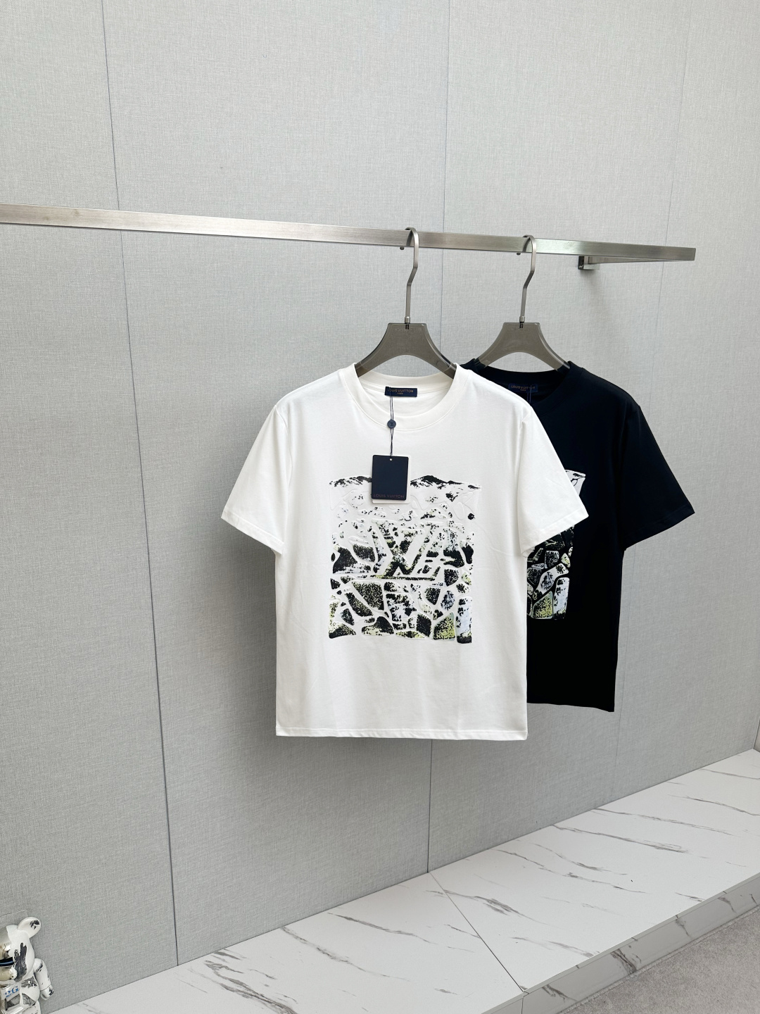 人気急上昇新作 2026 ルイヴィトン 新作 半袖Tシャツ 偽物