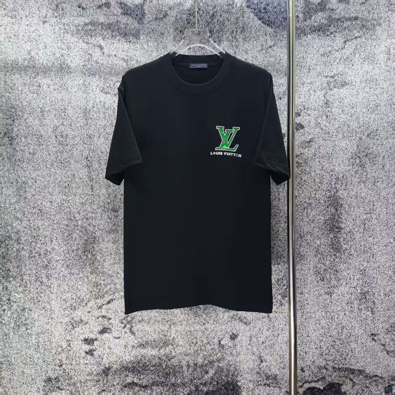 注目アイテム☆ 2026 ルイヴィトン 新作 半袖Tシャツ コピー