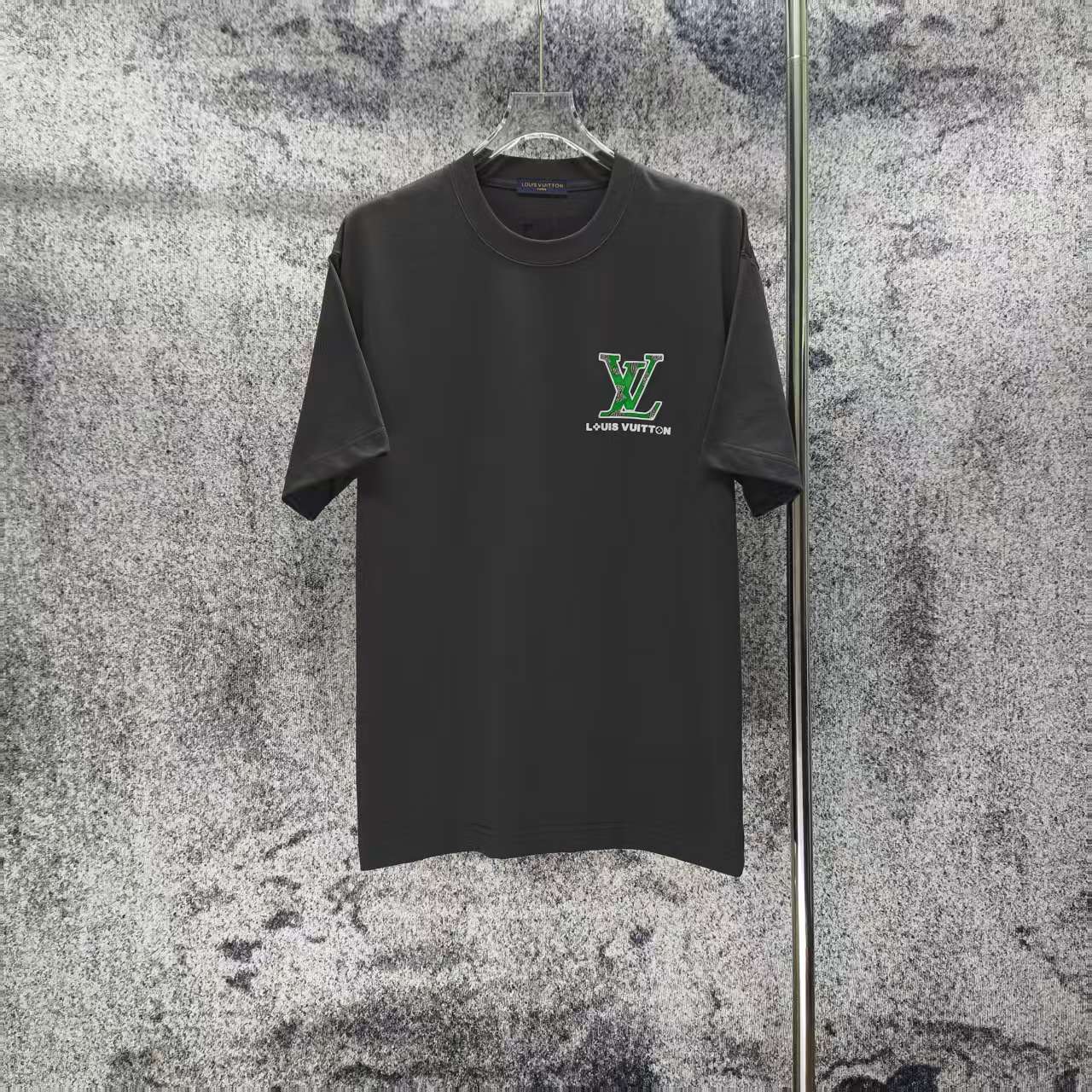 人気爆発☆ 2026 ルイヴィトン 新作 半袖Tシャツ 偽物