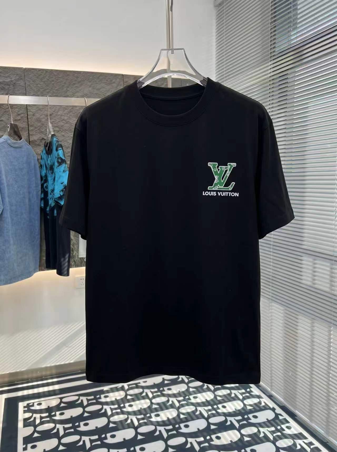 注目アイテム☆ 2026 ルイヴィトン 新作 半袖Tシャツ スーパーコピー
