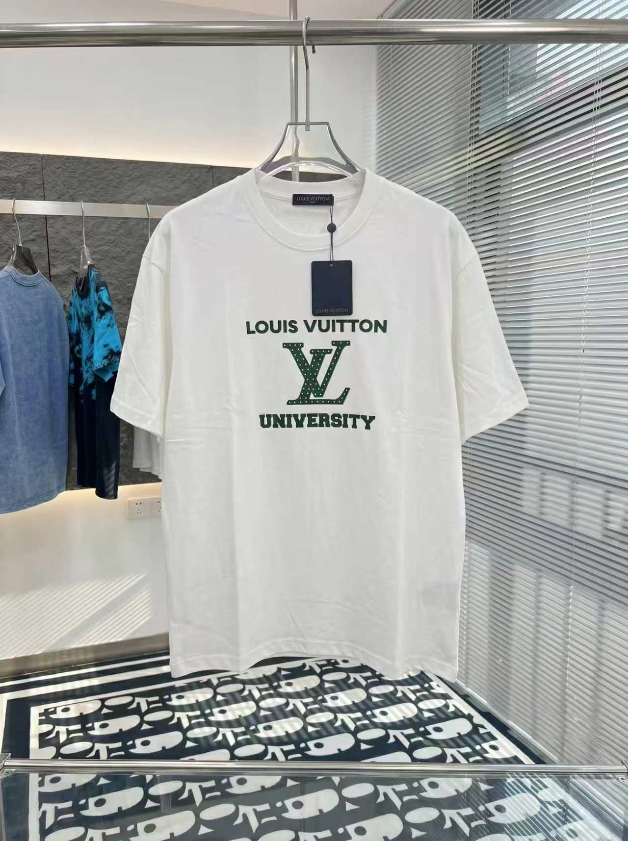 世界中で大人気♪ 2026 ルイヴィトン 新作 半袖Tシャツ コピー