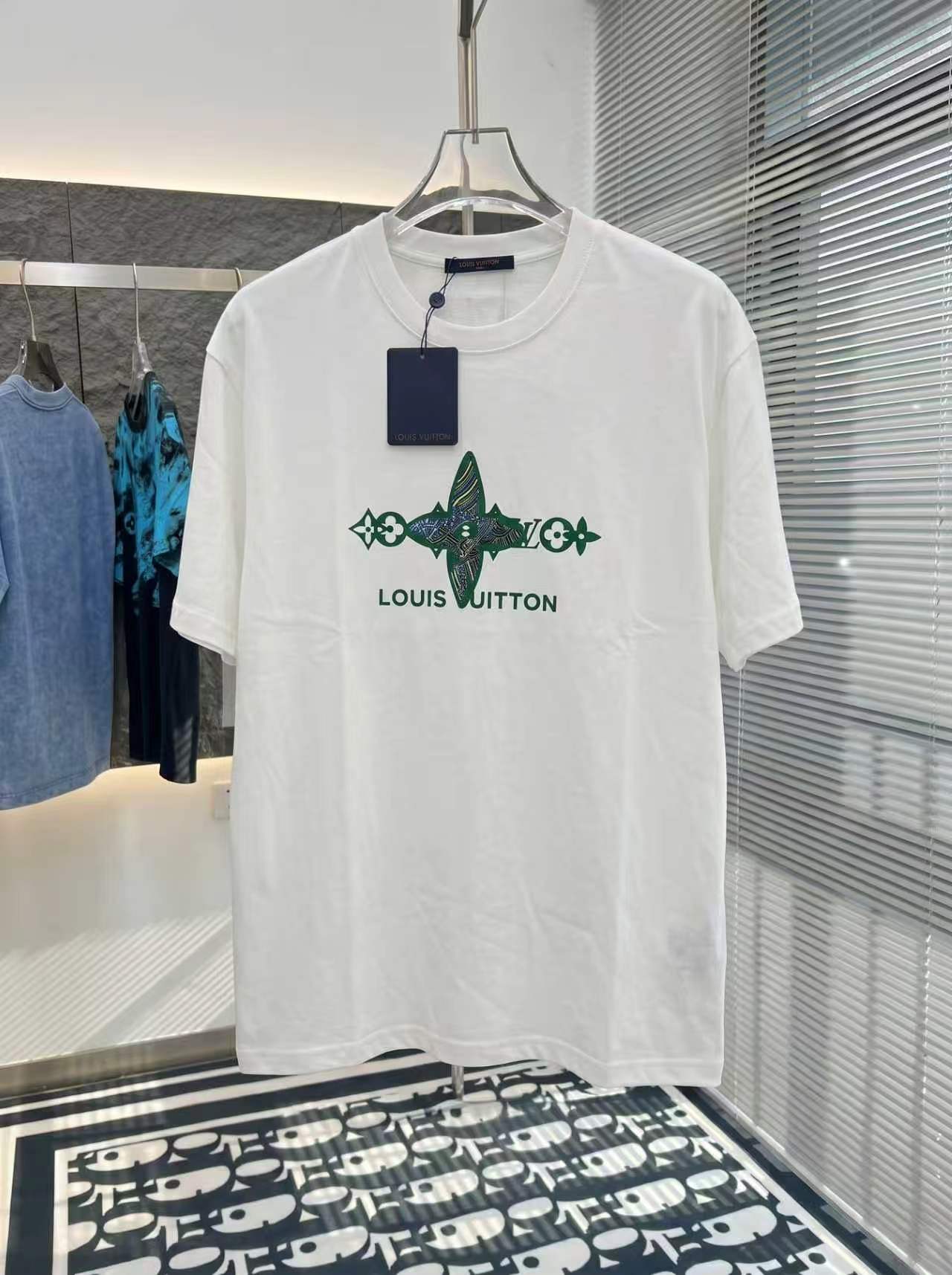 すぐ届く 2026 ルイヴィトン 新作 半袖Tシャツ 偽物