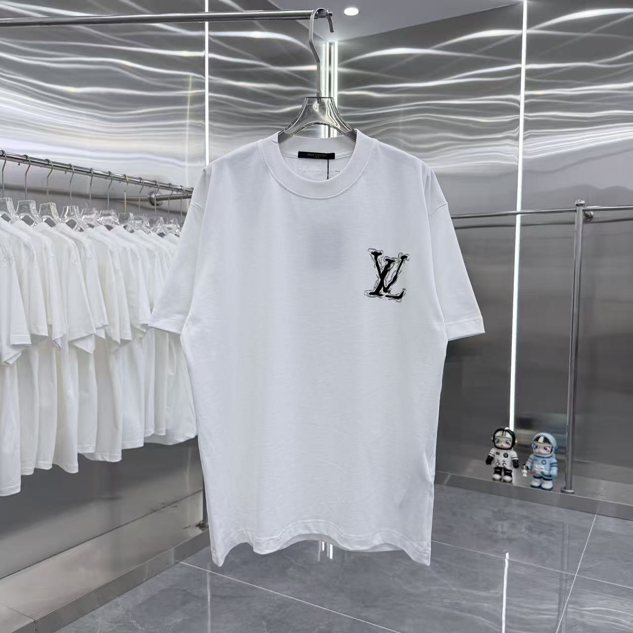 一目惚れ♪ 2026 ルイヴィトン 新作 半袖Tシャツ コピー