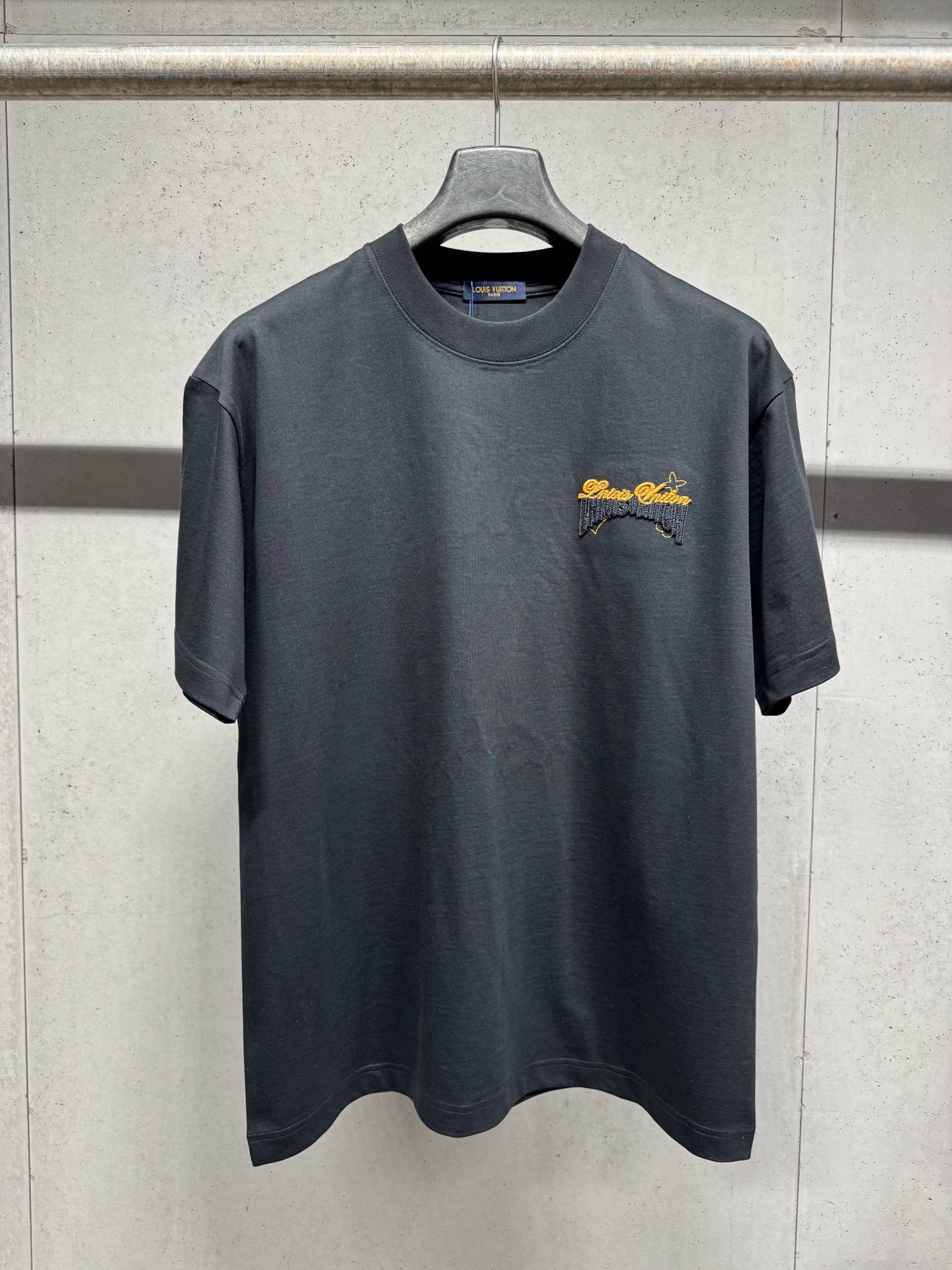 目を惹くカラー 2026 ルイヴィトン 新作 半袖Tシャツ スーパーコピー
