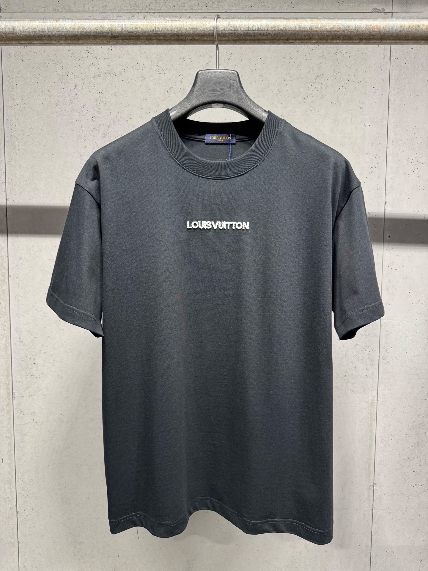 一目惚れ♪ 2026 ルイヴィトン 新作 半袖Tシャツ スーパーコピー
