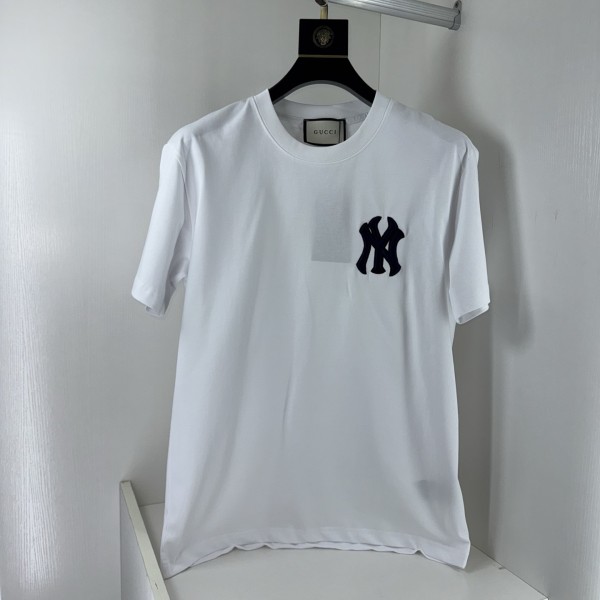 注目アイテム♡ 2026 グッチ 新作 半袖Tシャツ スーパーコピー