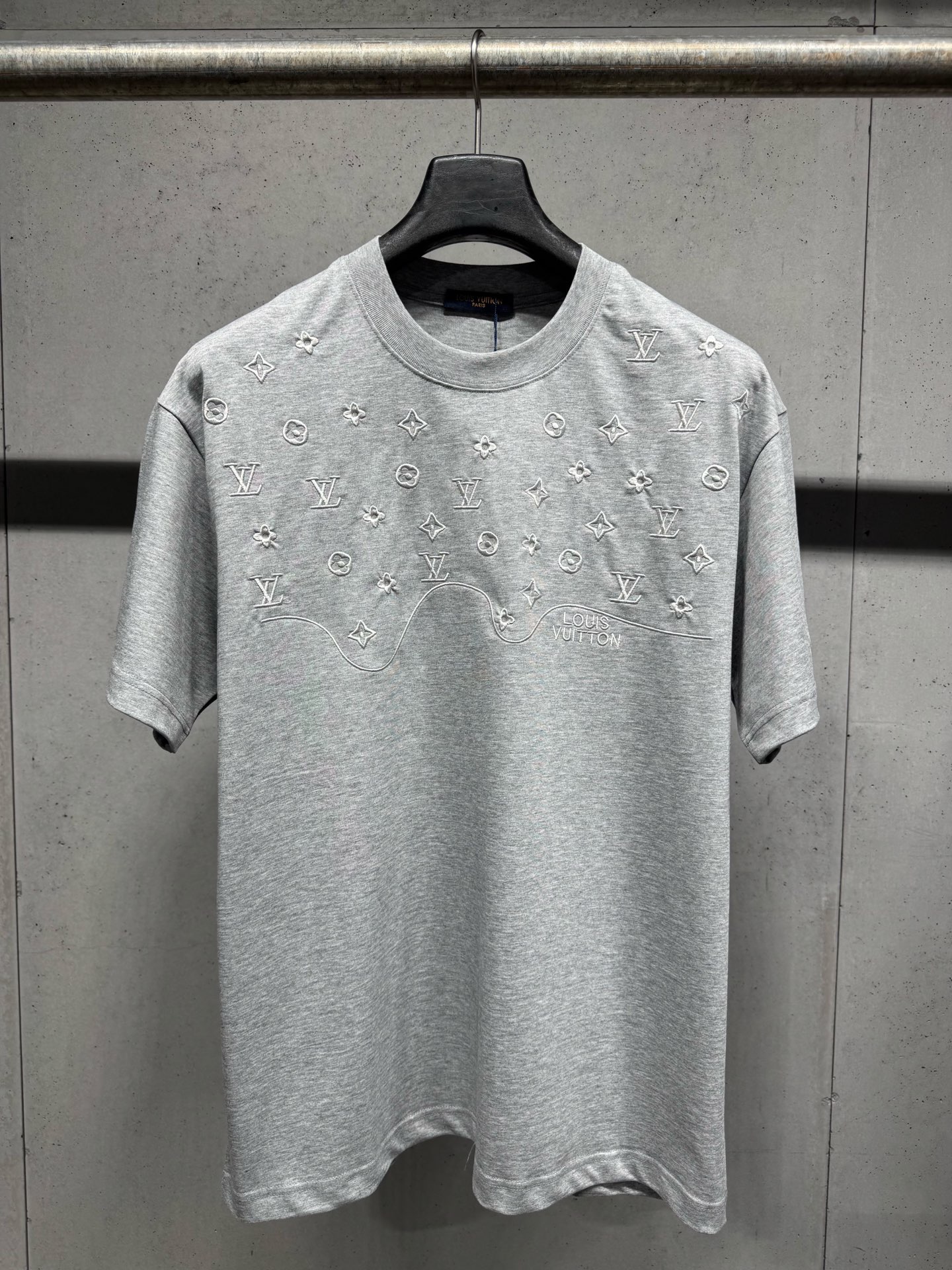 注目アイテム♡ 2026 ルイヴィトン 新作 半袖Tシャツ 偽物