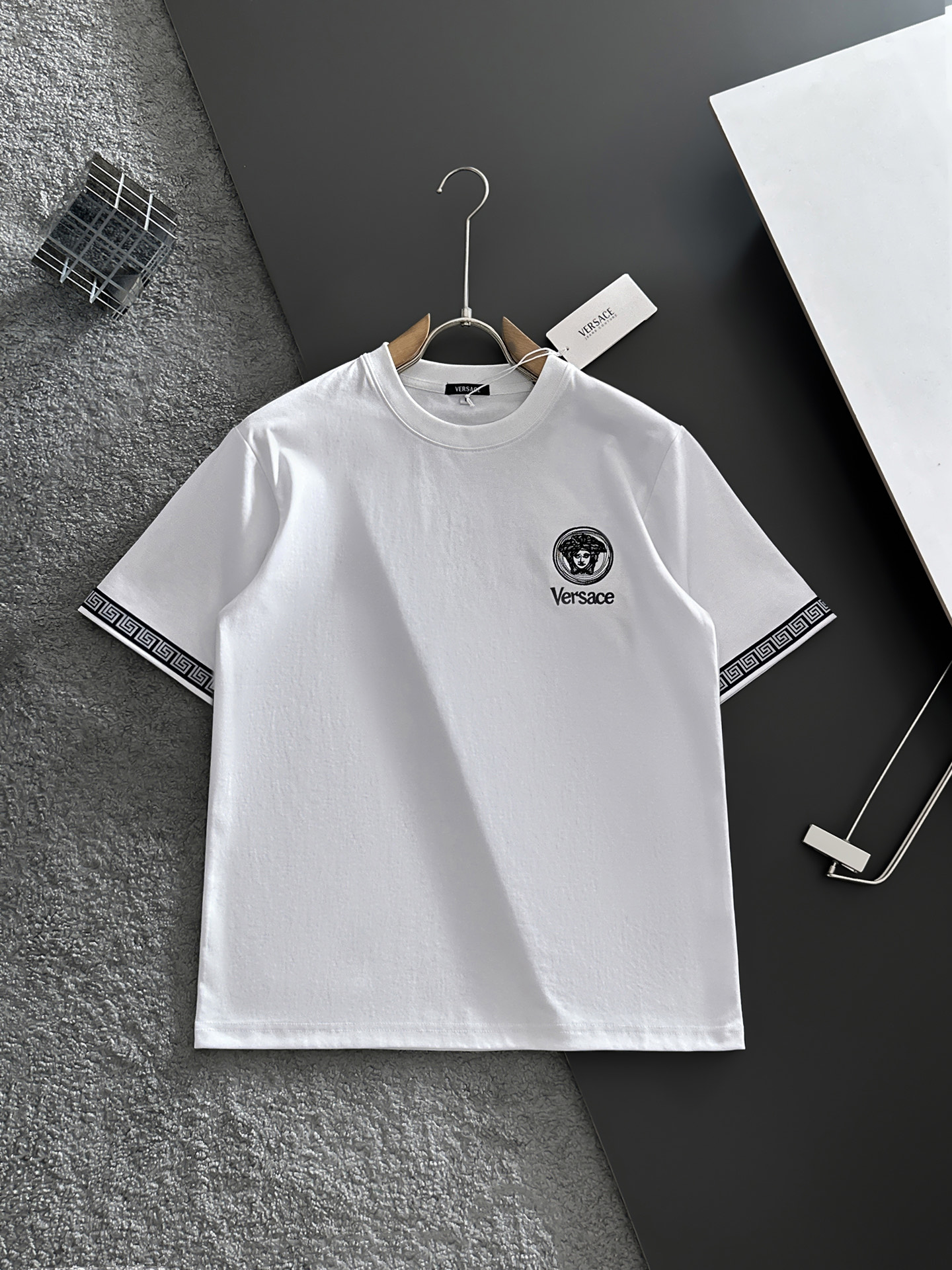 送料込 2026 ヴェルサーチェ 新作 半袖Tシャツ 偽物