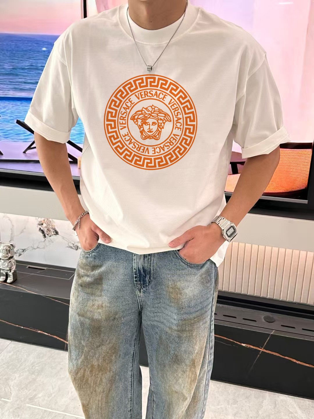 世界中で大人気♪ 2026 ヴェルサーチェ 新作 半袖Tシャツ 偽物