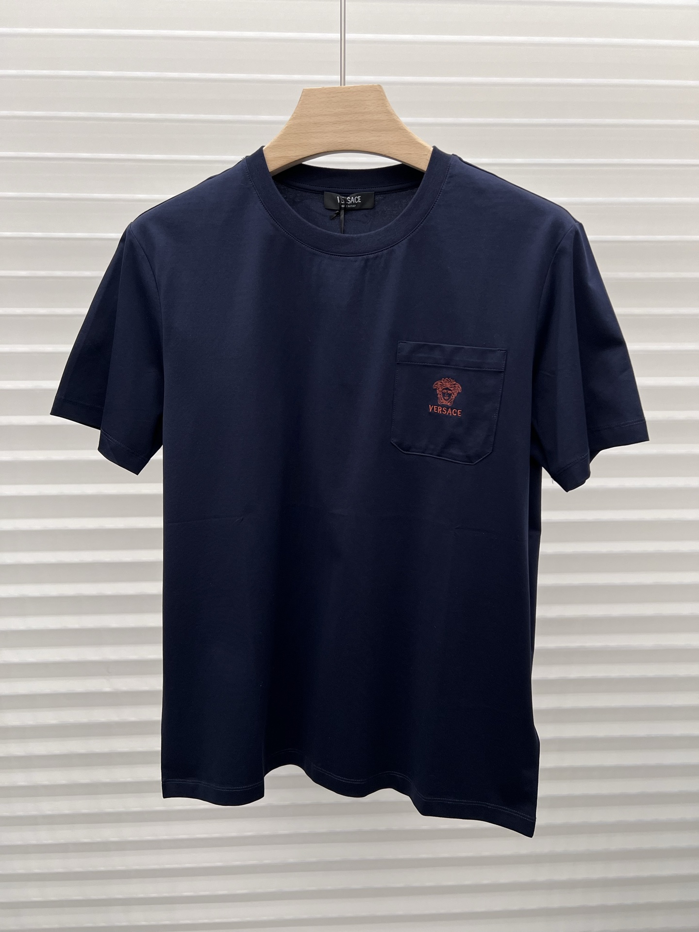 人気急上昇 2026 ヴェルサーチェ 新作 半袖Tシャツ 偽物  2色