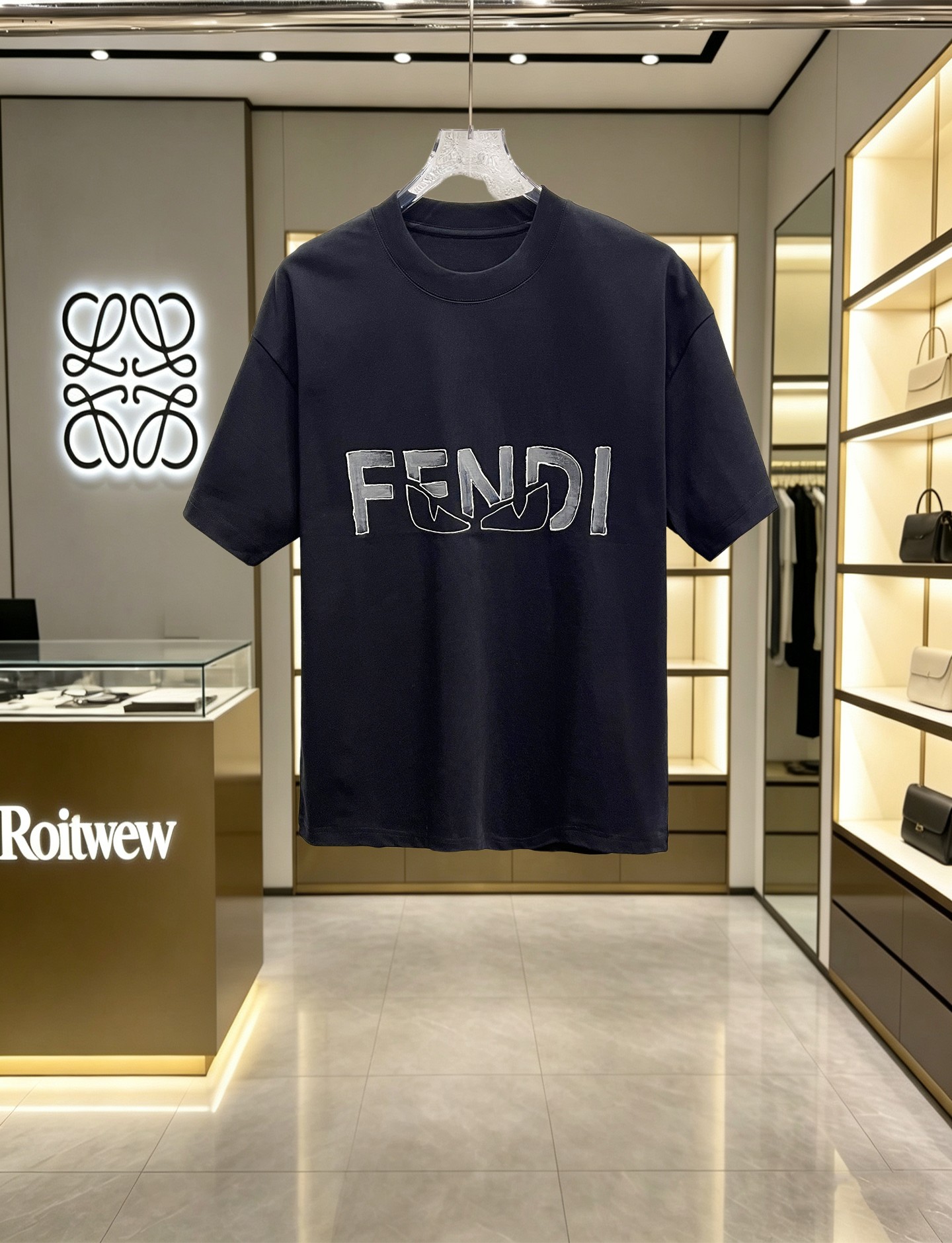 使い勝手良 2026 フェンディ 新作 半袖Tシャツ 偽物