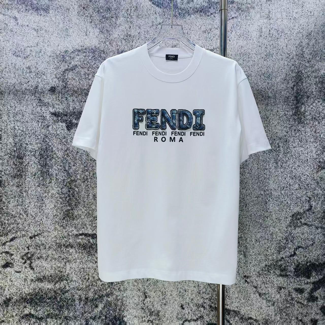 注目度抜群！ 2026 フェンディ 新作 半袖Tシャツ 偽物
