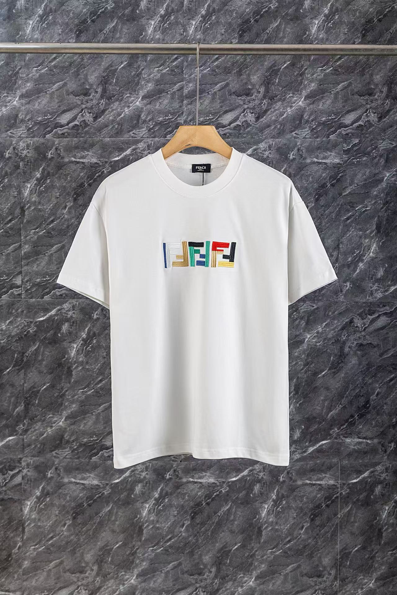 注目度抜群！ 2026 フェンディ 新作 半袖Tシャツ 偽物