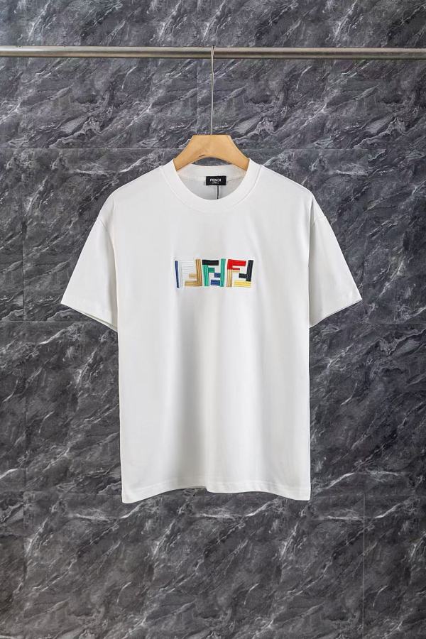注目度抜群！ 2026 フェンディ 新作 半袖Tシャツ 偽物