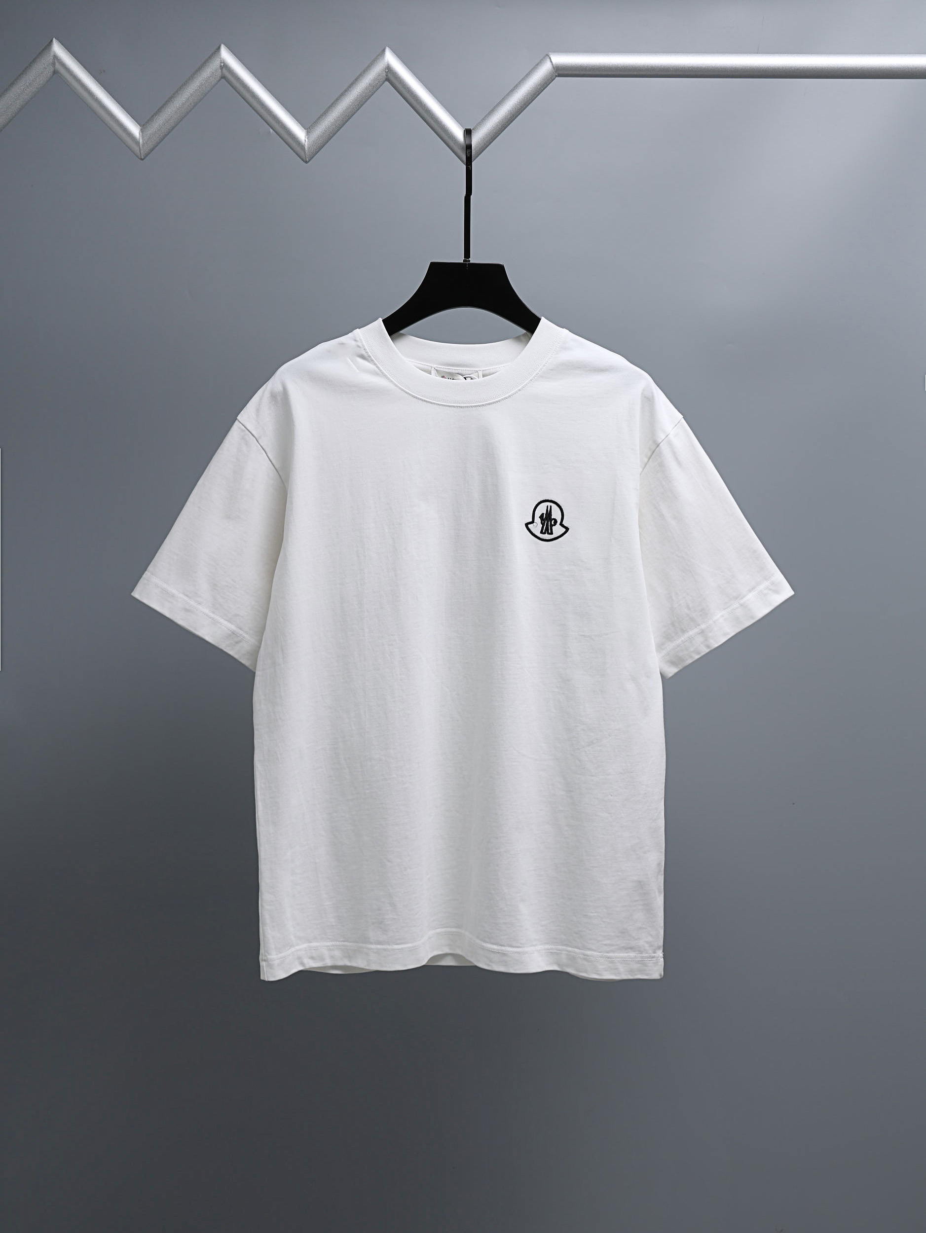 人気急上昇 2026 モンクレール 新作 半袖Tシャツ 偽物