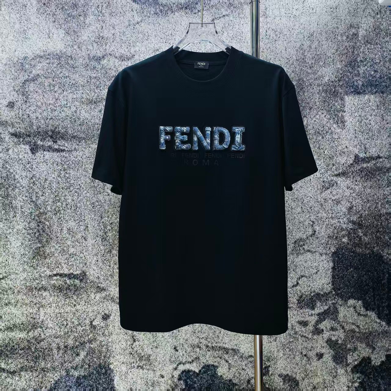 人気急上昇新作 2026 フェンディ 新作 半袖Tシャツ コピー