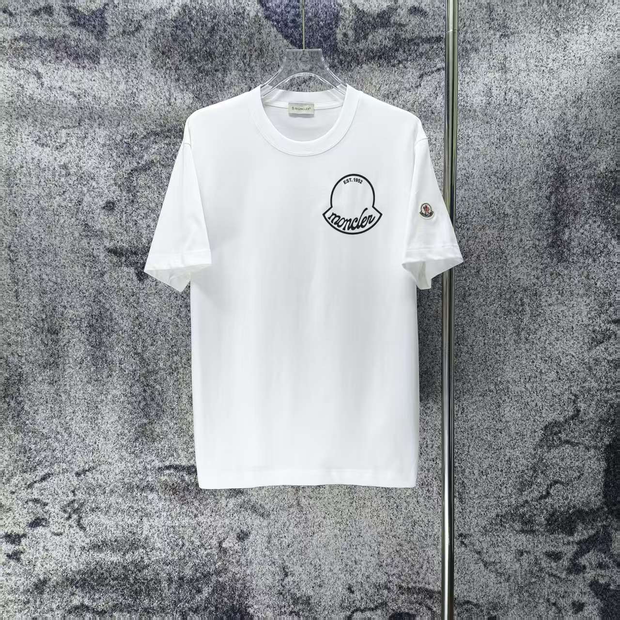 定番人気！2026 モンクレール 新作 半袖Tシャツ 偽物