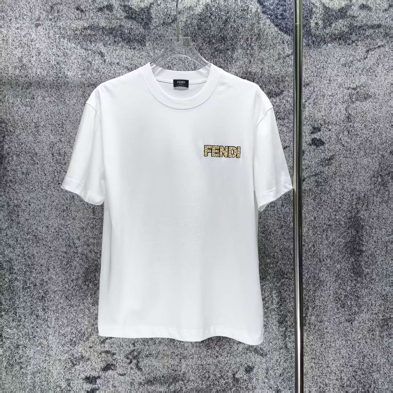 すぐ届く 2026 フェンディ 新作 半袖Tシャツ コピー
