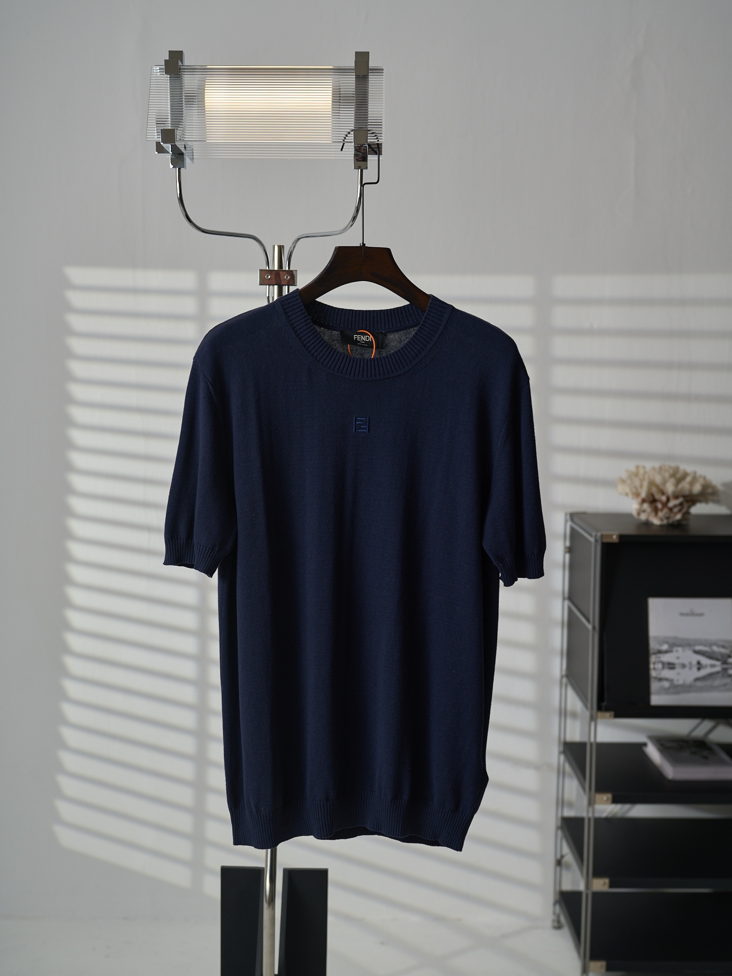 人気急上昇 2026 フェンディ 新作 半袖Tシャツ 偽物