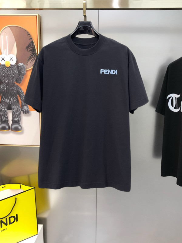 絶対欲しい！ 2026 フェンディ 新作 半袖Tシャツ コピー