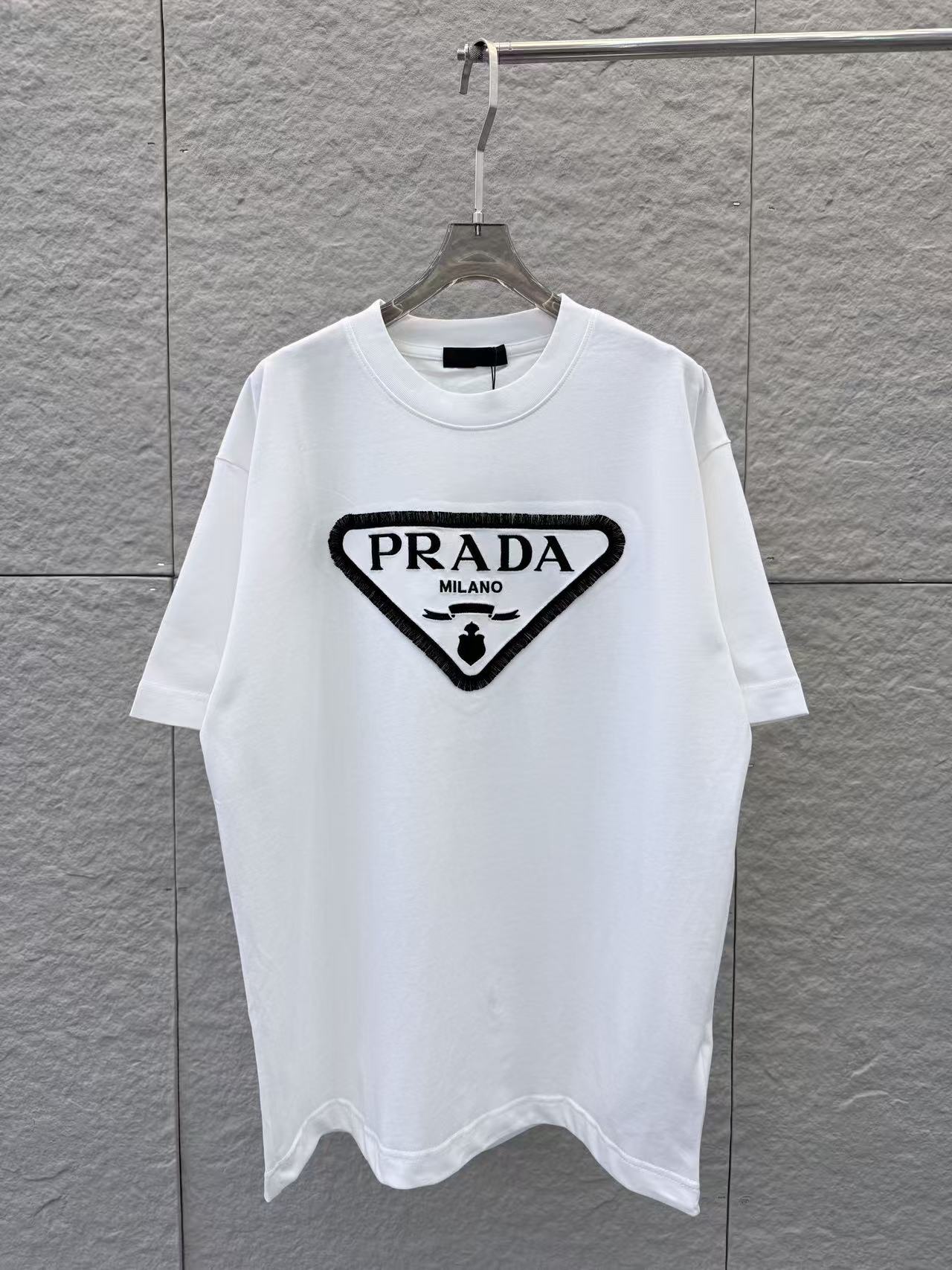 超希少！2026 プラダ 新作 半袖Tシャツ コピー