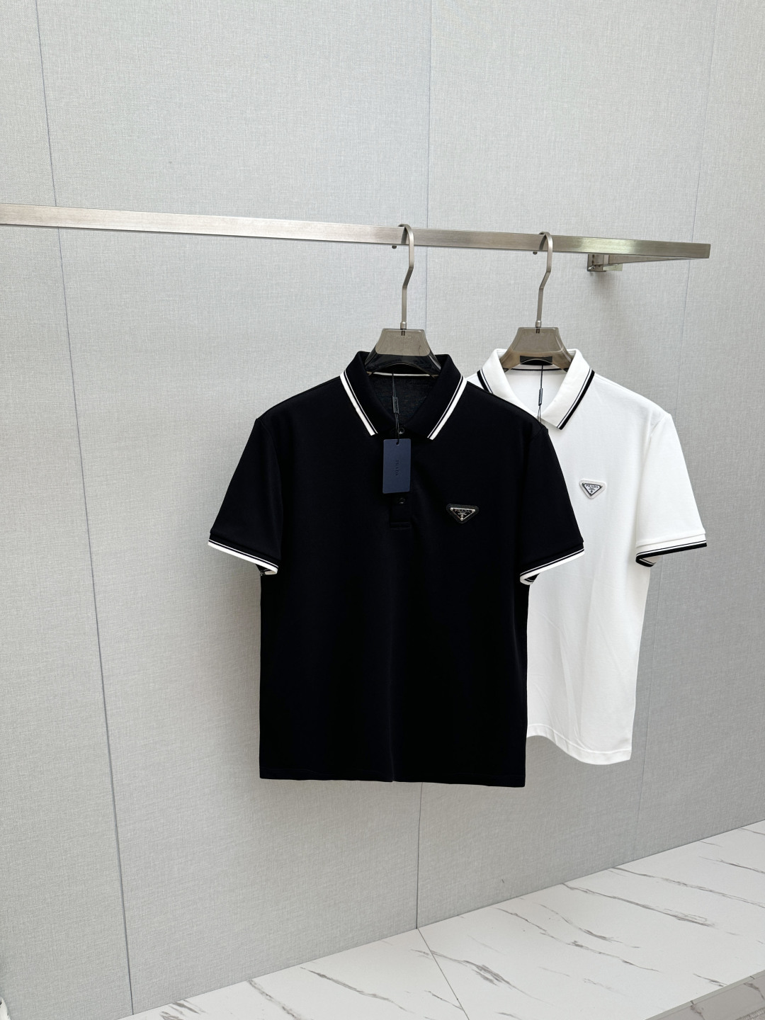 注目アイテム☆ 2026 プラダ 新作 半袖Tシャツ 偽物