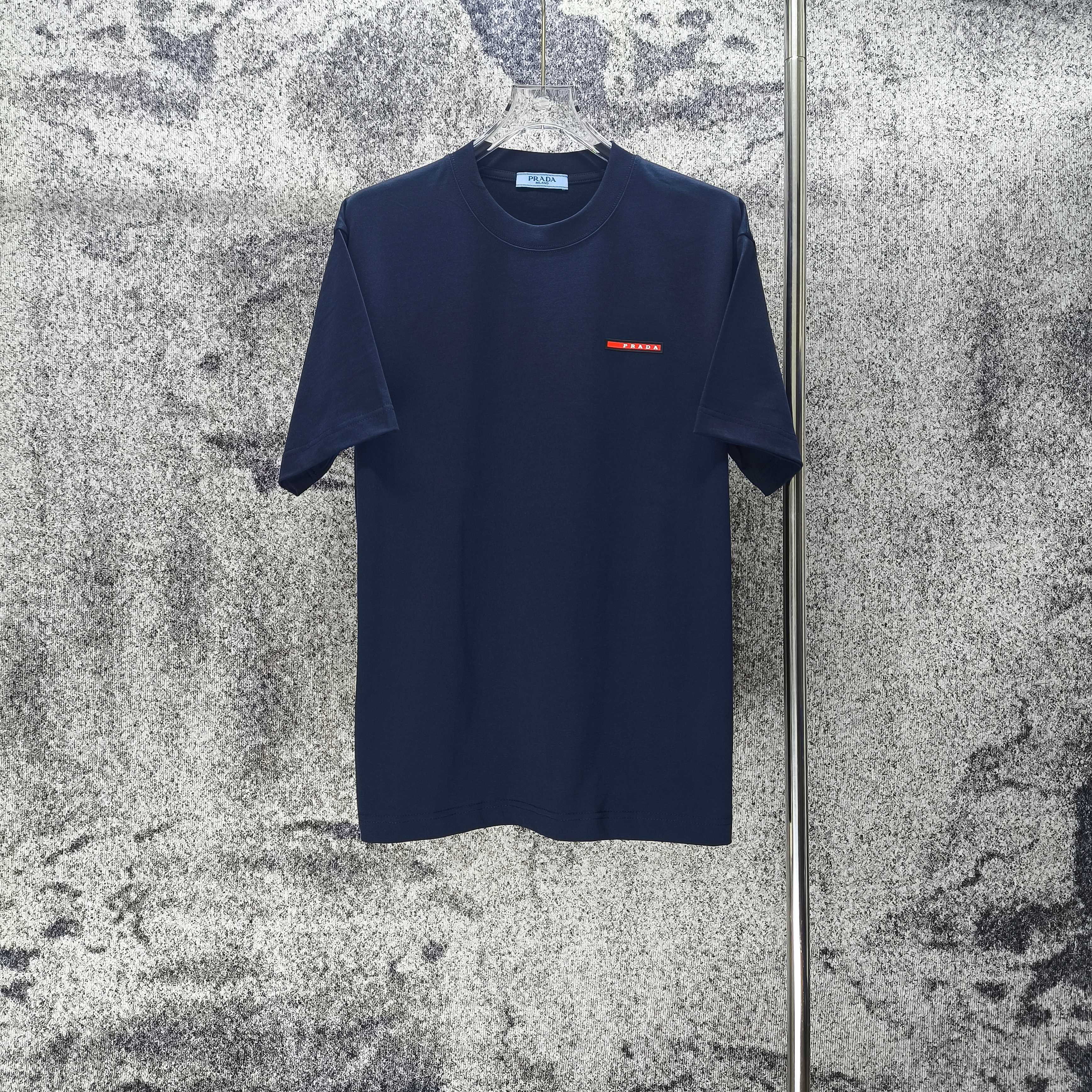 目を惹くカラー 2026 プラダ 新作 半袖Tシャツ スーパーコピー