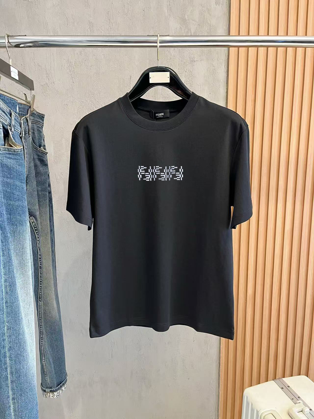 完売必至 2026 フェンディ 新作 半袖Tシャツ スーパーコピー