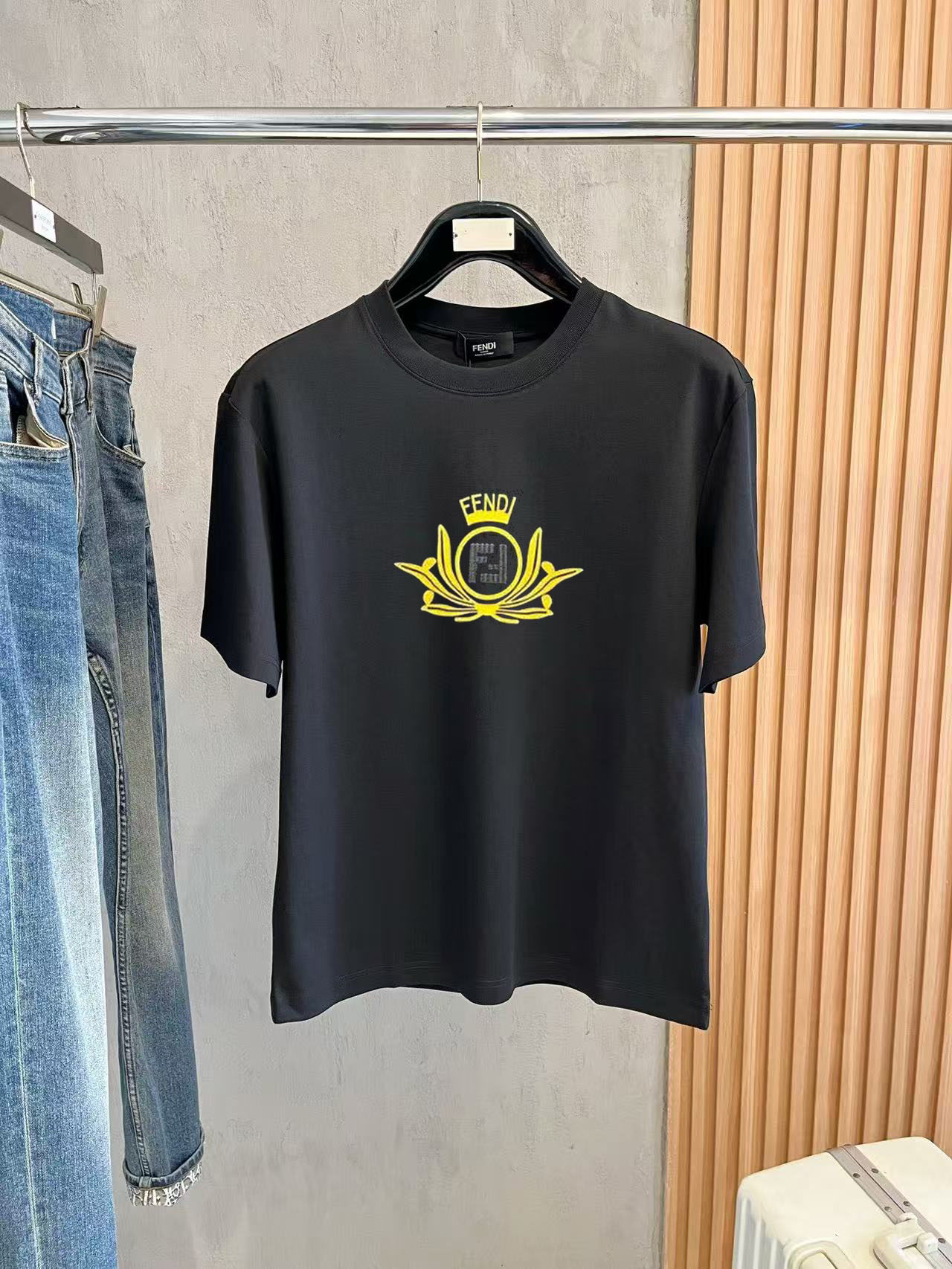 絶対欲しい！ 2026 フェンディ 新作 半袖Tシャツ コピー
