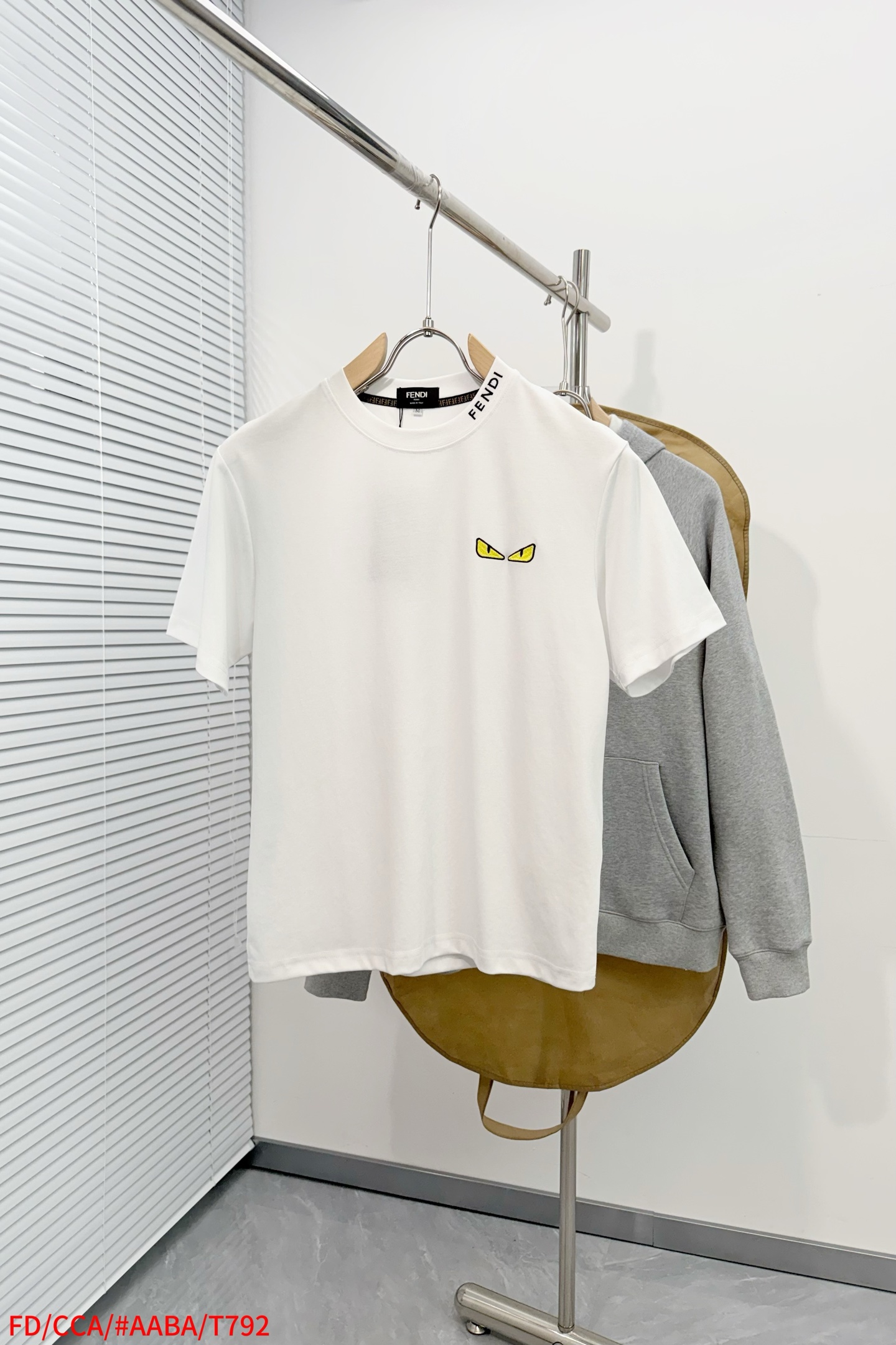 世界中で大人気♪ 2026 フェンディ 新作 半袖Tシャツ 偽物