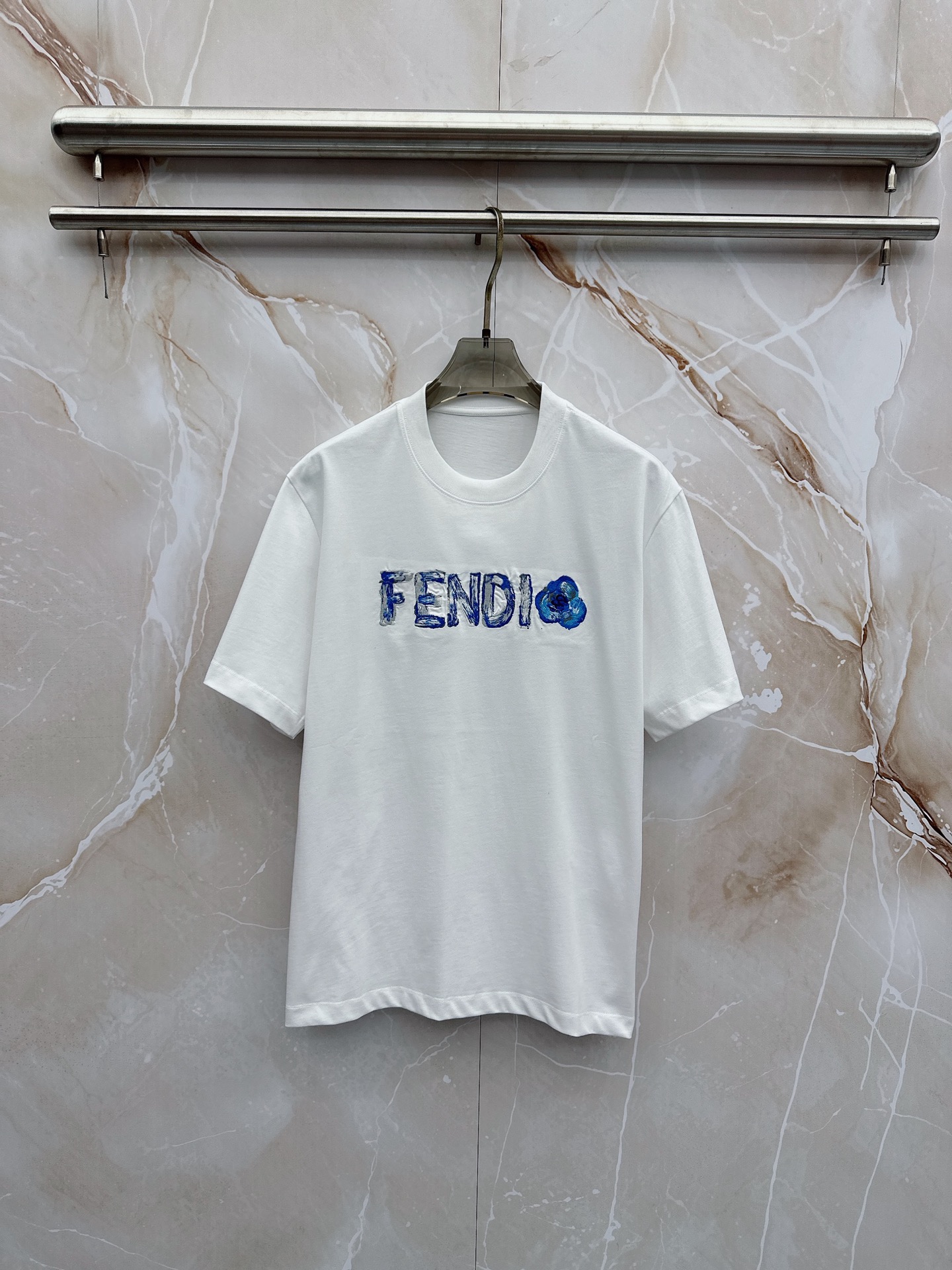 【使い勝手抜群】 2026 フェンディ 新作 半袖Tシャツ 偽物